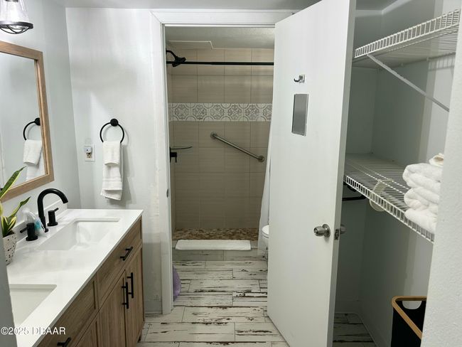 213-1909 S Atlantic bathroom | Image 22