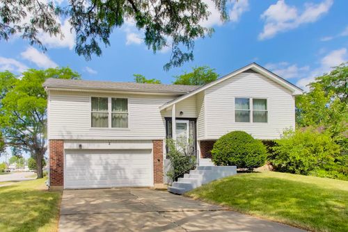 2 Oakmont Ct, Streamwood, IL, 60107-1921 | Card Image