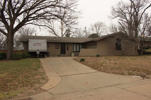 422 Beechwood Rd, Salina, KS, 67401-3616 | Card Image