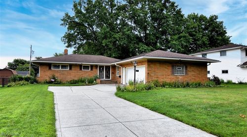 5669 Beacon Hill Dr, Independence, OH, 44131-1750 | Card Image