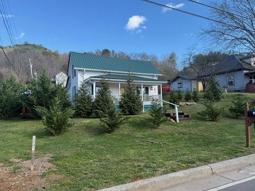 215 Bristol Ave, Andrews, NC, 28901-8422 | Card Image