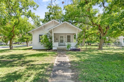 911 N Avenue C, Elgin, TX, 78621-2121 | Card Image