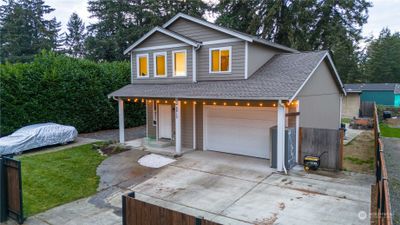 Gorgeous view of the home! Newer built and well taken care of. | Image 3