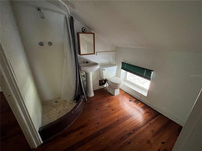 upstairs bath | Image 26