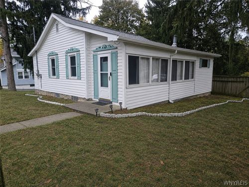 7017 Quaker Rd, Orchard Park, NY, 14127-2006 | Card Image