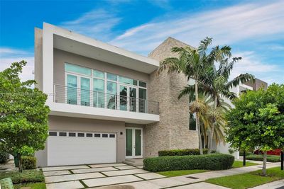 10573 Nw 67th Ter, House other with 5 bedrooms, 5 bathrooms and null parking in Doral FL | Image 1