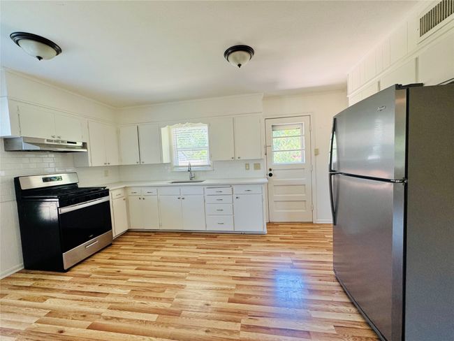 1015 W Sycamore St, House other with 3 bedrooms, 2 bathrooms and null parking in Sherman TX | Image 8