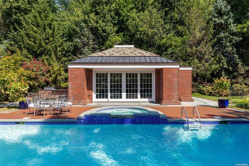 11 Dupont Ct, Greenvale, NY, 11548-1401 | Card Image
