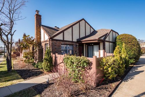 47 Greenmeadow Ct, Deer Park, NY, 11729-5619 | Card Image