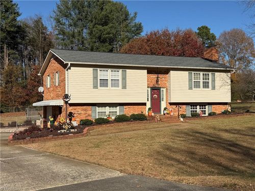 130 Winchester Dr, King, NC, 27021-9215 | Card Image