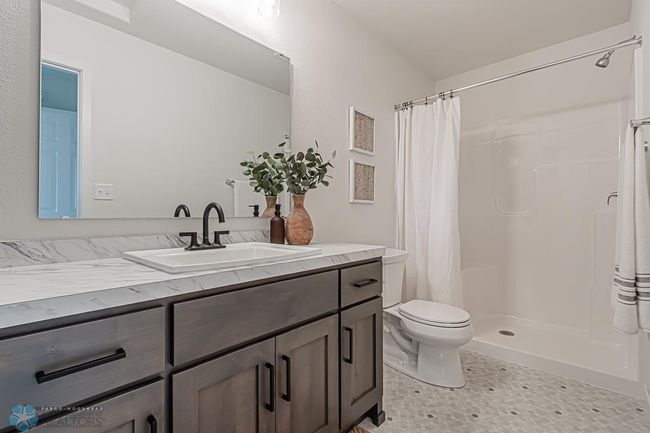 Primary Bathroom | Image 16