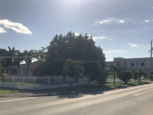 500 E 30th St, Hialeah, FL, 33013-3327 | Card Image