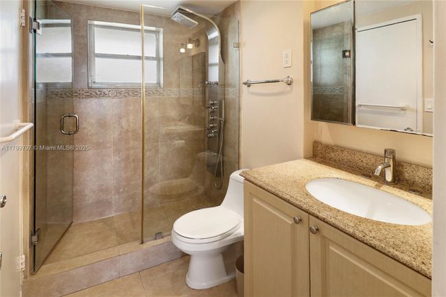 APT-403 - 220 Kings Point Dr, Condo with 1 bedrooms, 1 bathrooms and null parking in Sunny Isles Beach FL | Image 17