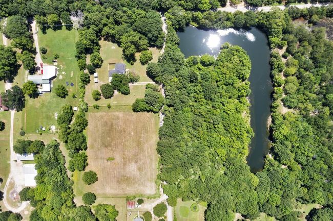 Bird's eye view of a large body of water | Image 32