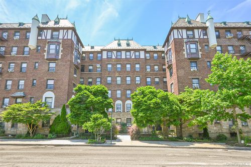 5l-77-16 Austin St, Forest Hills, NY, 11375-6920 | Card Image