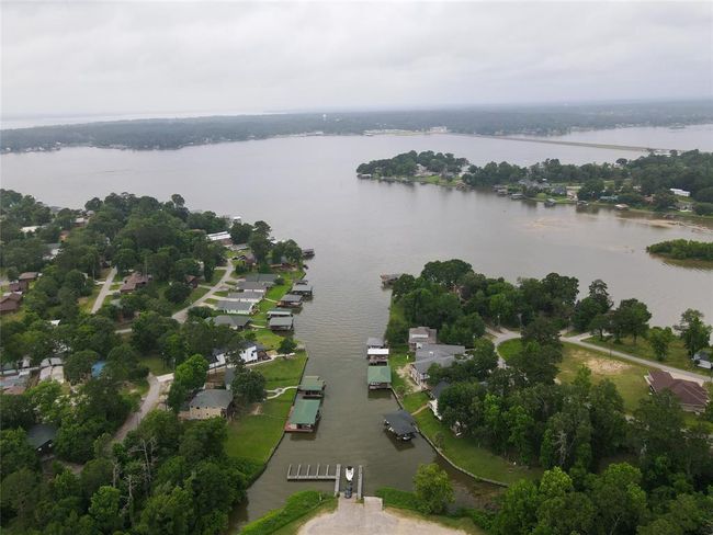 One of two community boat ramps is within walking distance from the home. | Image 41