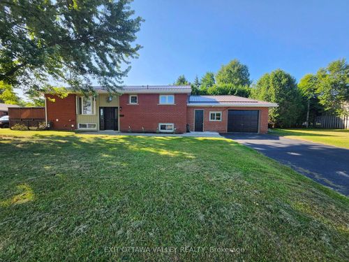 7 Herman St, Petawawa, ON, K8H1V8 | Card Image