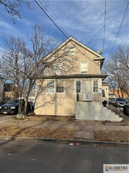 111 Delavan St, New Brunswick, NJ, 08901-2718 | Card Image