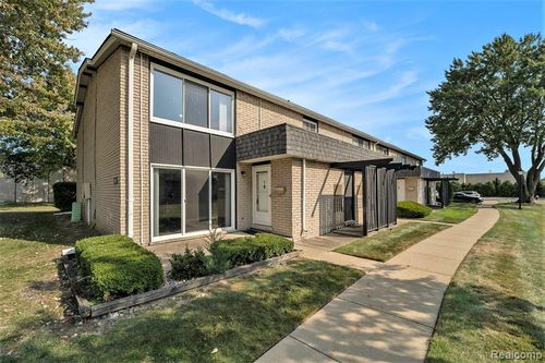 8691 Kennedy Cir, Warren, MI, 48093-2253 | Card Image