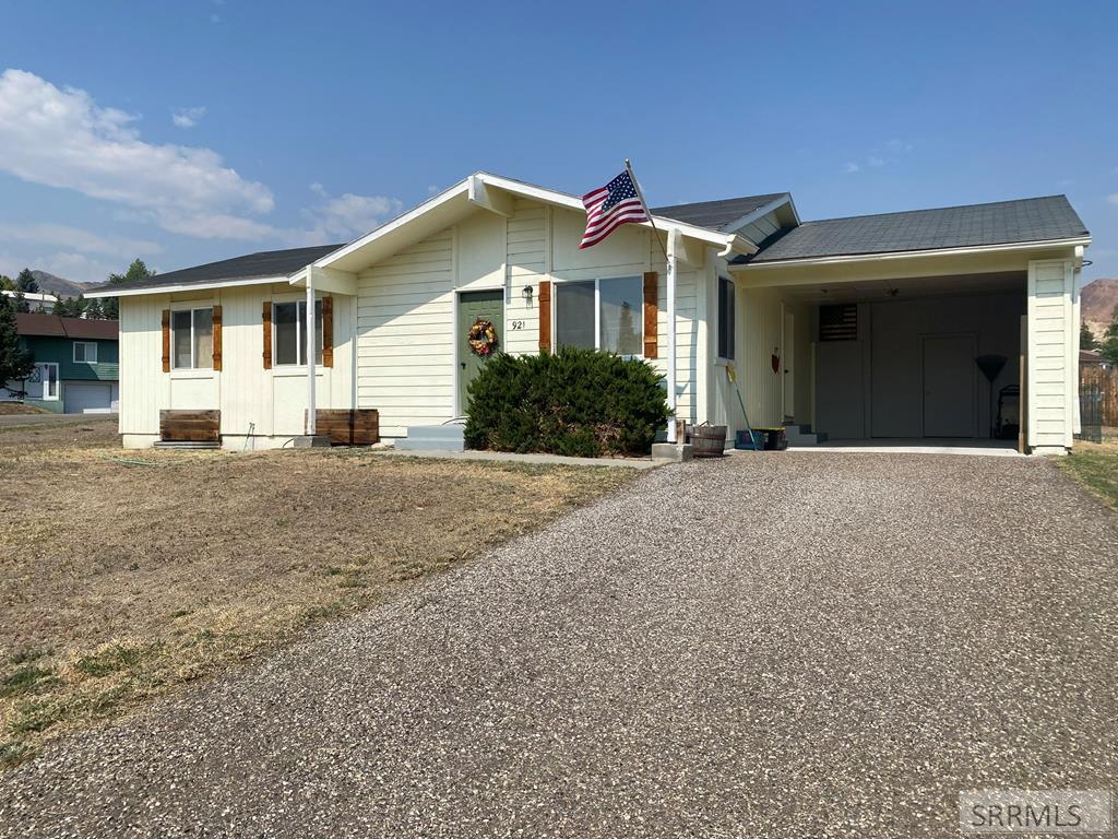 10th St, Challis, ID 83226