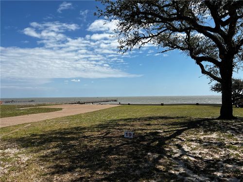 19 Royal Oaks Cir, Rockport, TX, 78382 | Card Image