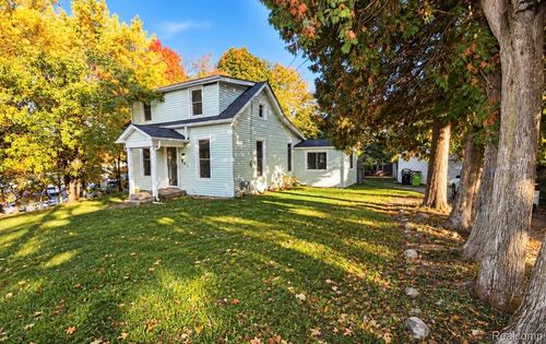 201 4th St, Fenton, MI, 48430-2774 | Card Image