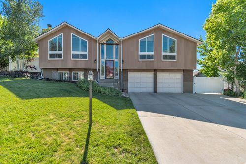 9832 S Falconhurst Dr, Sandy, UT, 84092-3922 | Card Image