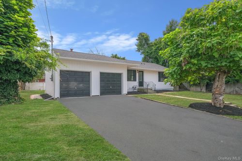 12 E Chestnut St, Central Islip, NY, 11722-3817 | Card Image