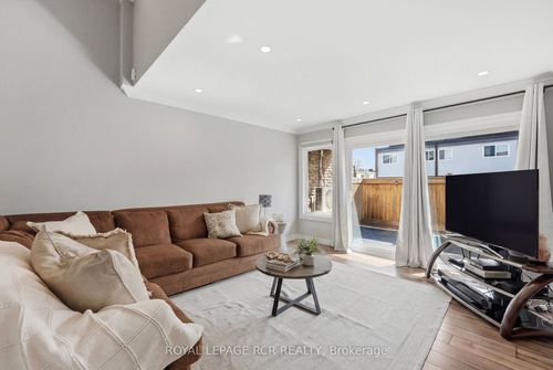 28-155 Milestone Cres, Aurora, ON, L4G3M2 | Card Image