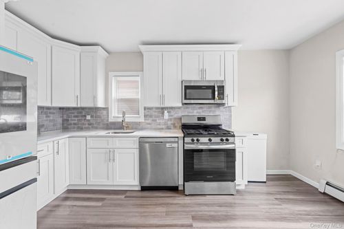 20 Dewitt St, Valley Stream, NY, 11580-2219 | Card Image