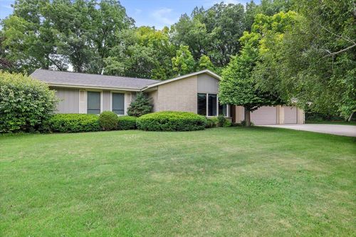 N2W27233 Lyles Drive, PEWAUKEE, WI, 53188 | Card Image