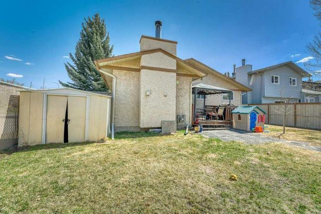 41 Sunhaven Close Se, Home with 4 bedrooms, 3 bathrooms and 4 parking in Calgary AB | Image 4