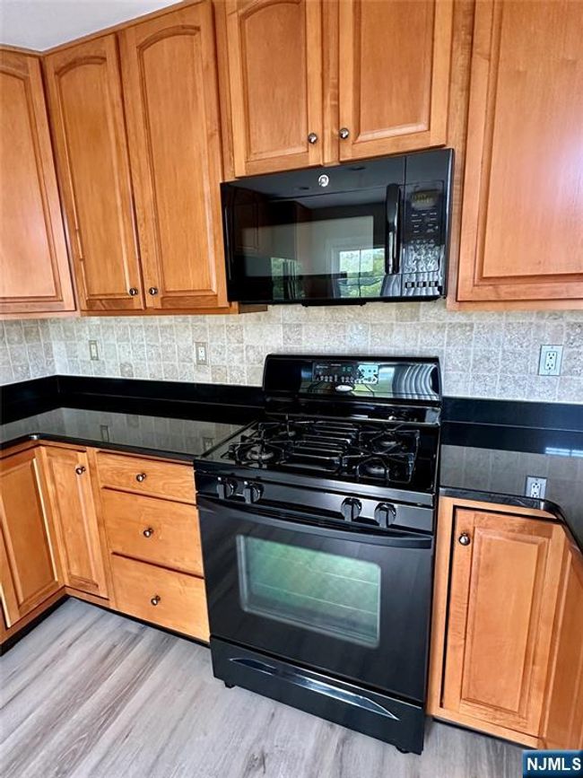 35 Magnolia Way, House attached with 3 bedrooms, 3 bathrooms and null parking in North Haledon NJ | Image 15