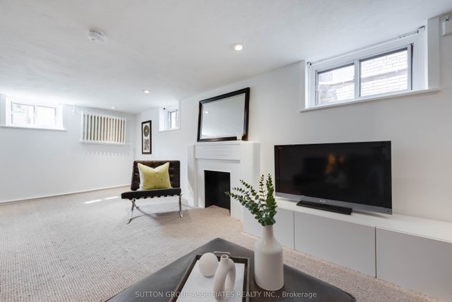 542 Atlas Ave, House other with 3 bedrooms, 2 bathrooms and 2 parking in York ON | Image 33