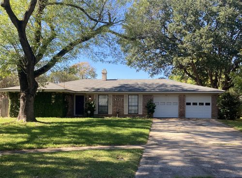 302 Burgundy Cir, Shreveport, LA, 71105-4817 | Card Image