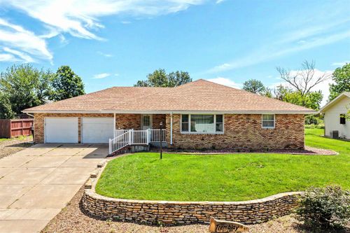 112 N Douglas Dr, Salina, KS, 67401-3516 | Card Image