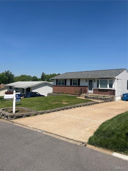 11141 Pine Forest Dr, Saint Louis, MO, 63126-3427 | Card Image