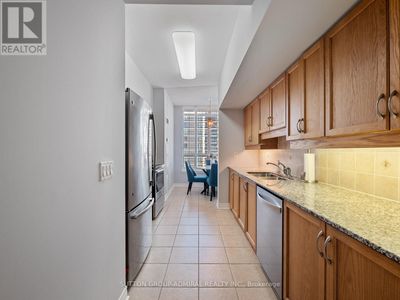 1412 - 50 Disera Dr, Condo with 3 bedrooms, 2 bathrooms and 2 parking in Vaughan ON | Image 3