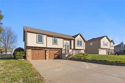 406 Blue Grass Drive, House other with 3 bedrooms, 2 bathrooms and null parking in Raymore MO | Image 3