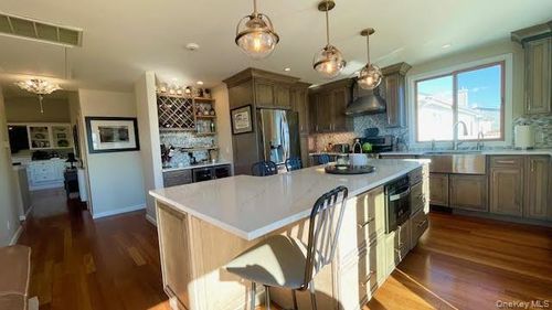 2905 Ocean Ave, Seaford, NY, 11783-3427 | Card Image