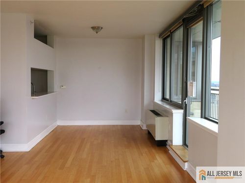 1604-1 Spring St, New Brunswick, NJ, 08901-2276 | Card Image