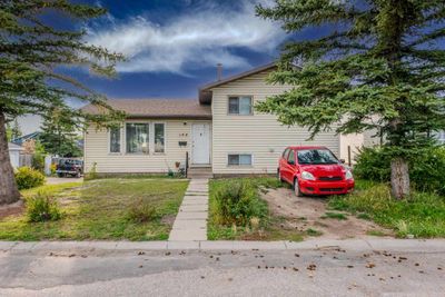 144 Castleridge Rd Ne, House detached with 5 bedrooms, 3 bathrooms and 2 parking in Calgary AB | Image 1