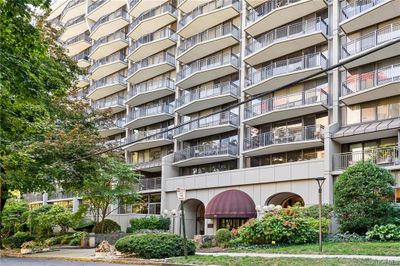 8G - 15 Stewart Place, Condo with 2 bedrooms, 2 bathrooms and null parking in White Plains NY | Image 1