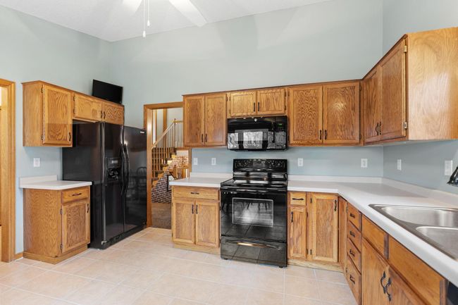 Huge kitchen, tons of storage, countertop space | Image 5