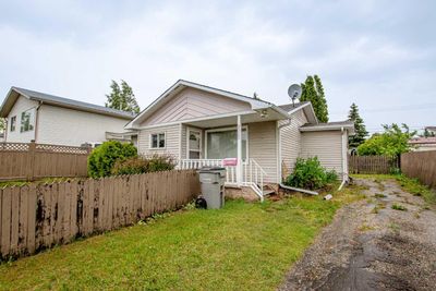 9312 105 Ave, House detached with 2 bedrooms, 1 bathrooms and 2 parking in Grande Prairie AB | Image 1