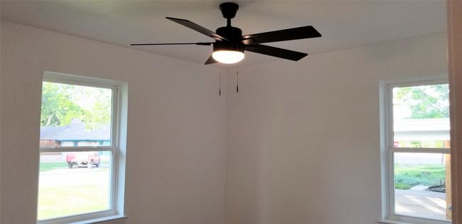 Detailed view of a ceiling fan | Image 26