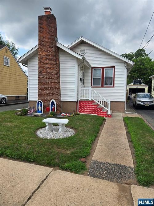 15 Westside Ave, Bergenfield, NJ, 07621-2835 | Card Image