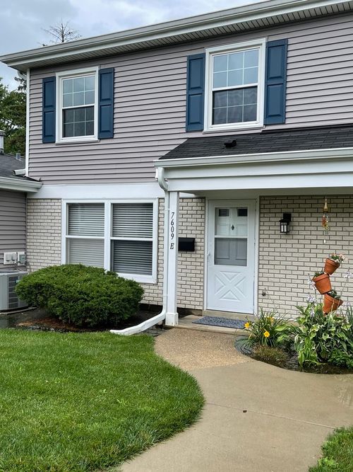 unit-e-7609 Bristol Ln, Hanover Park, IL, 60133-2573 | Card Image