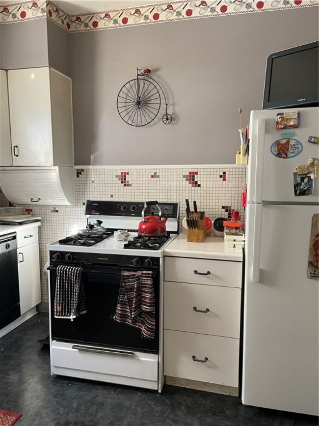 Gas stove and refrigerator included | Image 8