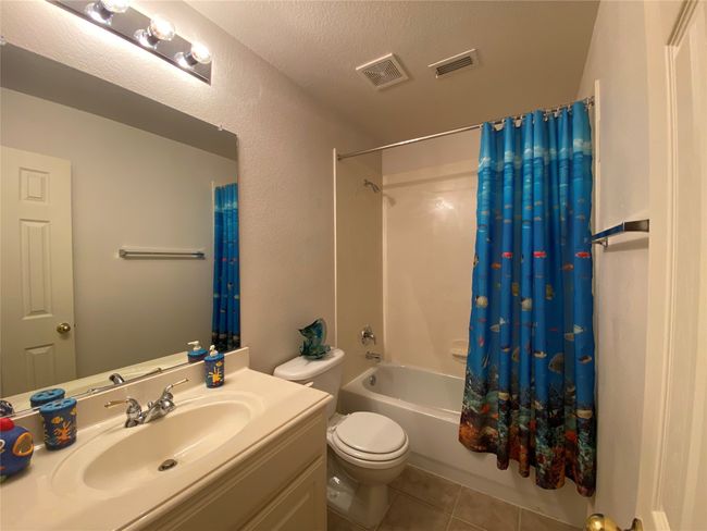 Upstairs hall bath | Image 36